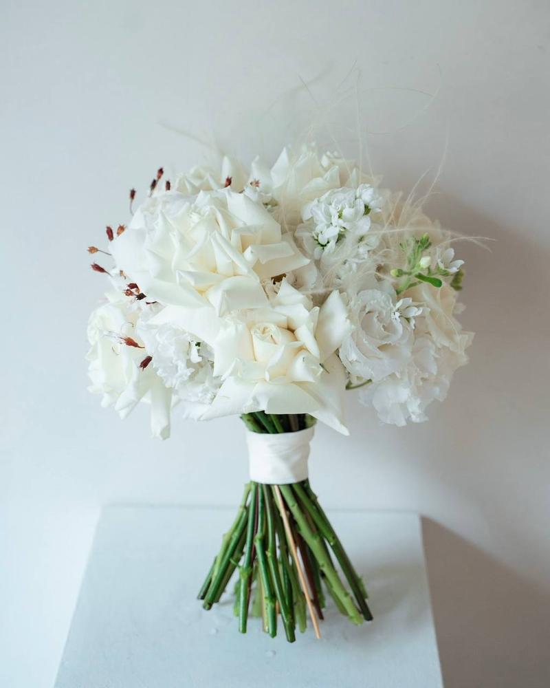 Bukiet ślubny do koronkowej sukni