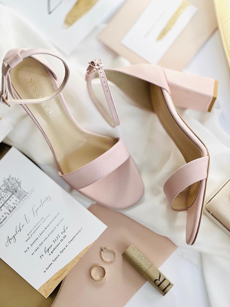 Buty do brudnego różu