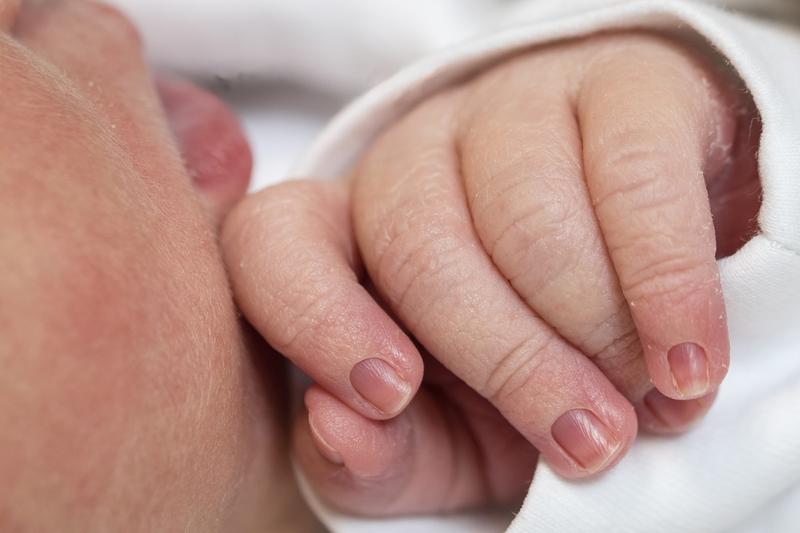 Czy obcinanie paznokci noworodkowi jest konieczne? Porady dla świeżych rodziców