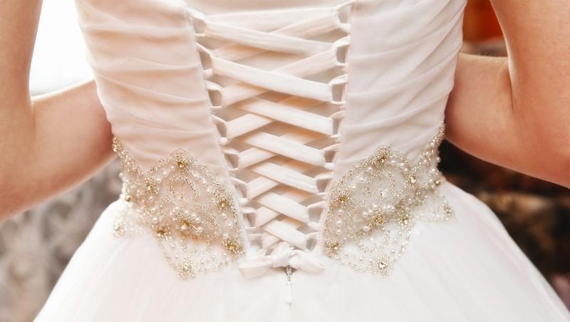Jak skutecznie poszerzyć suknię ślubną – praktyczne porady dla panien młodych