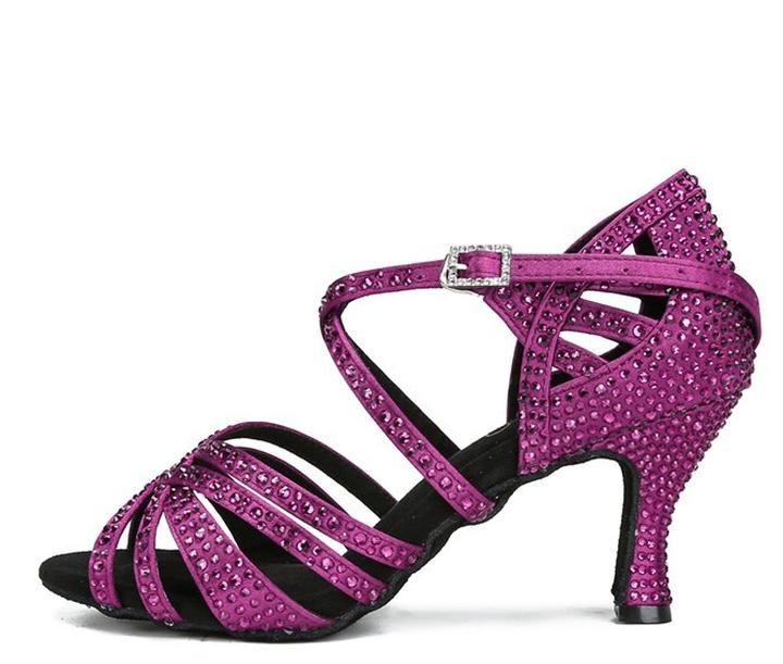 Idealna sukienka do fuksjowych butów – jakie wybory najmodniejsze?