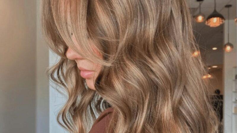 Jak skutecznie farbować ciemny odrost na piękny blond?