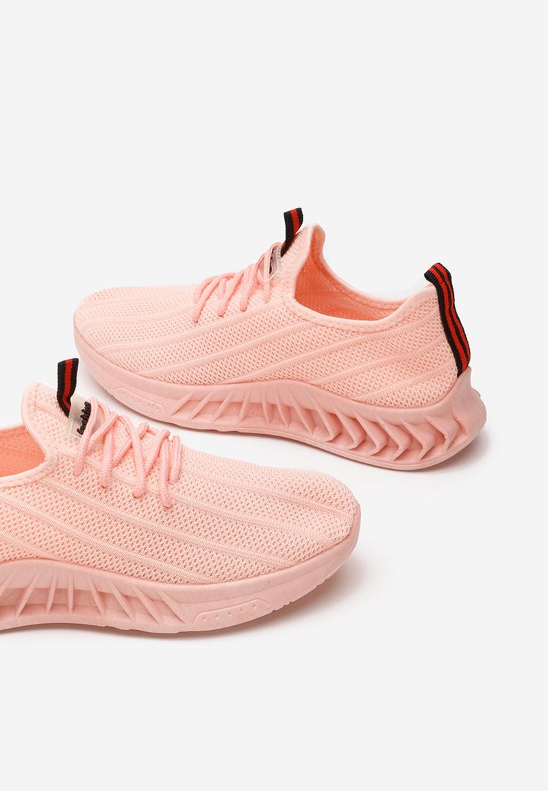 Buty sportowe do koralowej sukienki