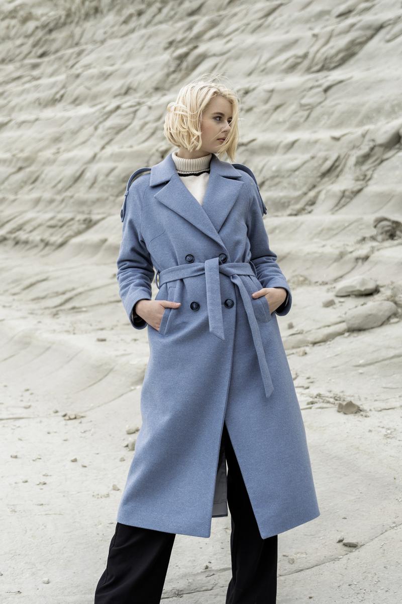 Kolor butów do niebieskiego płaszcza