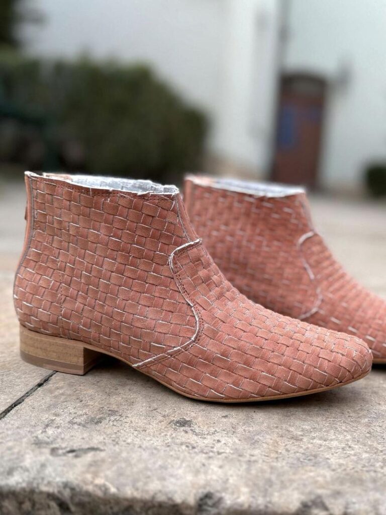 Idealne obuwie do koralowej sukienki – jakie buty wybrać?