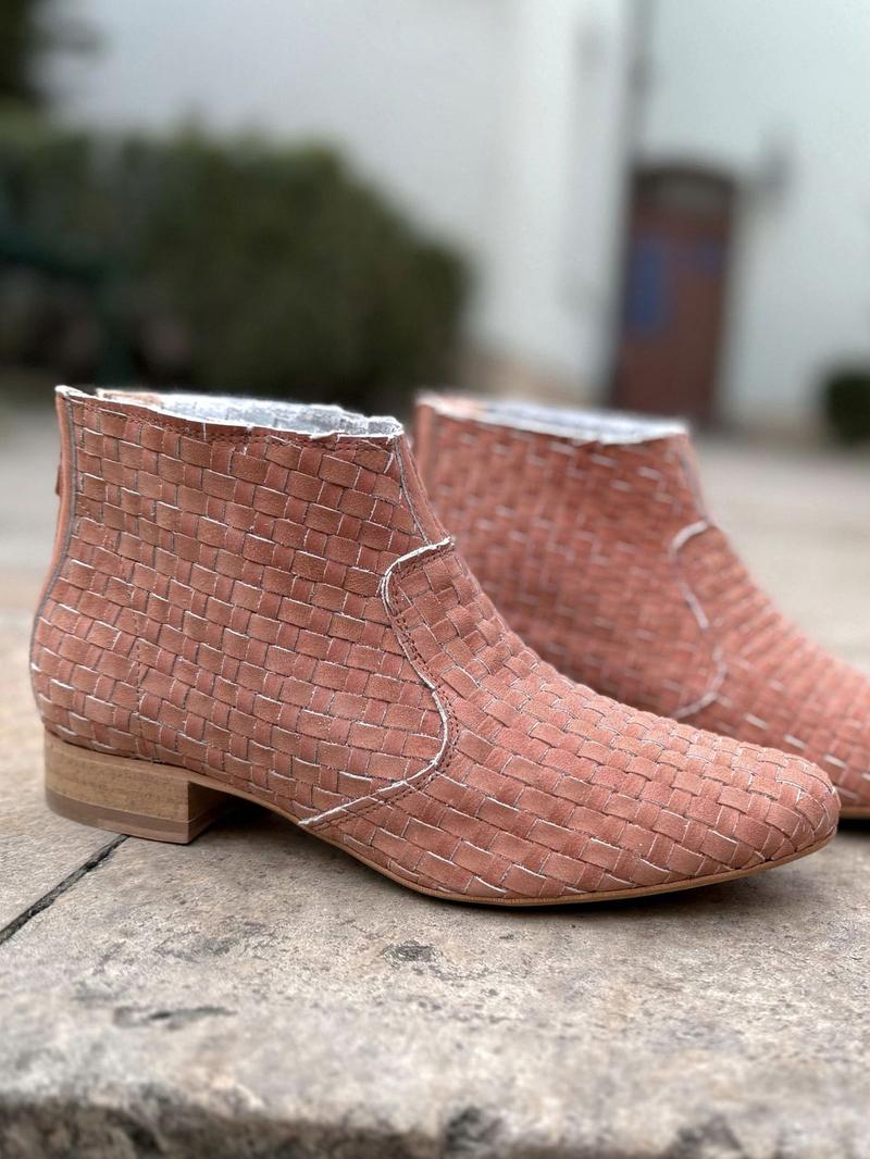 Idealne obuwie do koralowej sukienki – jakie buty wybrać?