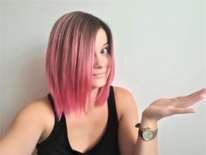 Jak samodzielnie farbować włosy bibułą? Oto, co musisz wiedzieć!