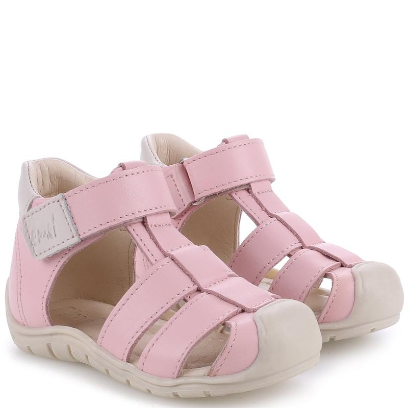 Jakie buty pasują do bladoróżowej sukienki – odkryj idealne połączenia!