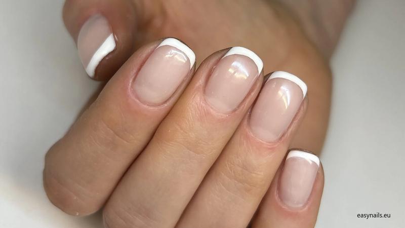 Manicure francuski: nieprzemijająca elegancja czy przestarzały trend?