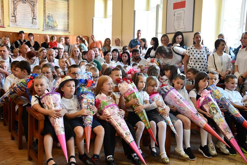 Trendy kolorystyczne obuwia szkolnego