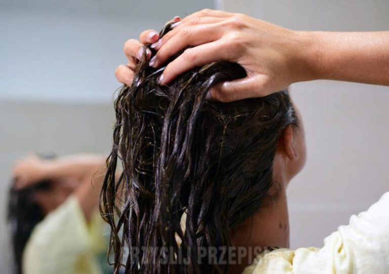 Jak skutecznie zmyć kolor z włosów farbowanych pianką? Oto sprawdzone metody!