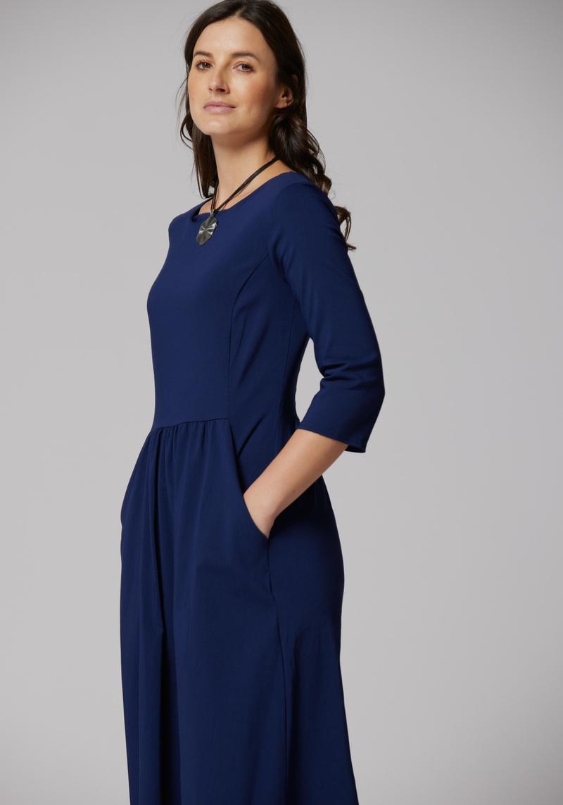 Stylowe połączenia: jakie buty i dodatki najlepiej pasują do granatowej sukienki?