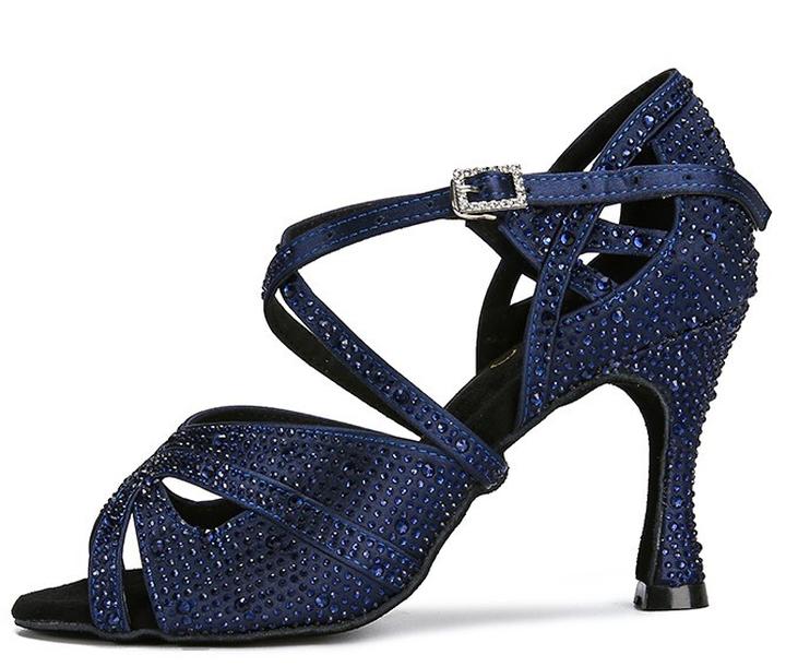 Jakie buty doskonale komponują się z granatowym płaszczem?