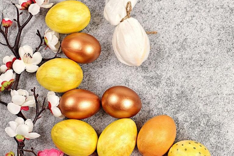 Odkryj, jak farbować jajka lakierem do paznokci i stwórz wyjątkową dekorację na Święta